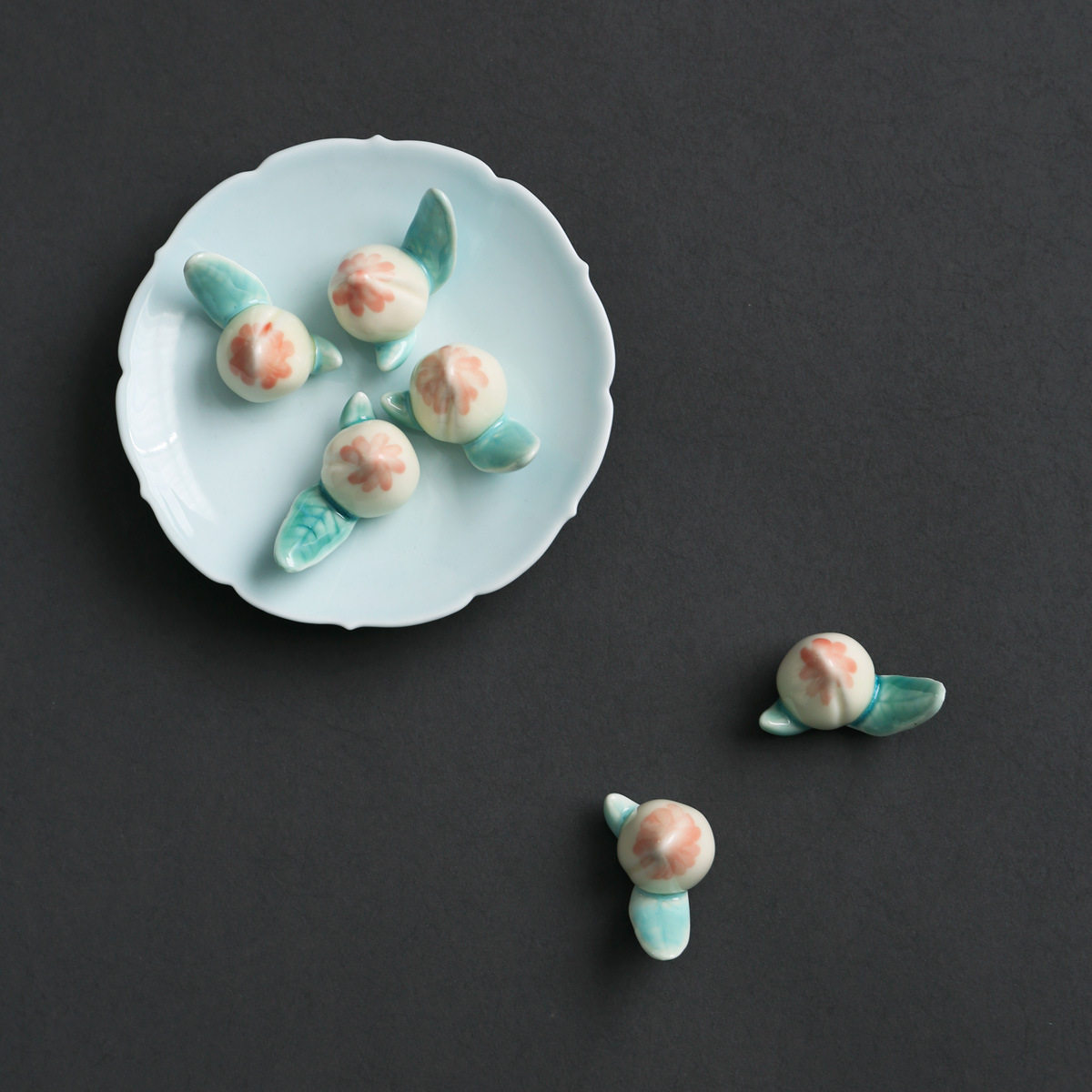 陶瓷小桃子茶宠摆件可爱个性创意茶道配件茶玩搁置笔架筷架茶则置