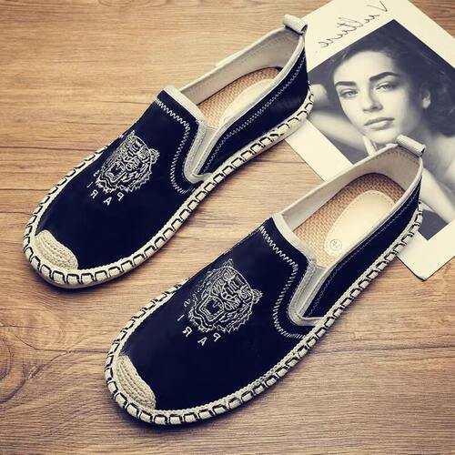 渔夫光脚穿亚麻一脚蹬僧鞋无鞋带