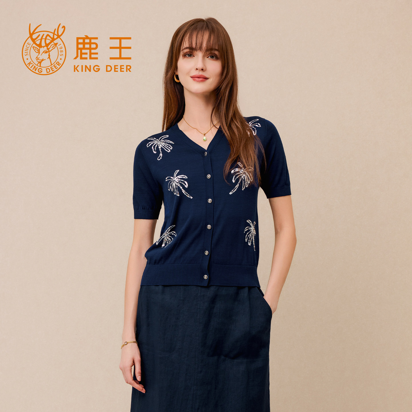 鹿王桑蚕丝V领短袖针织开衫女藏蓝色纽扣上衣时尚休闲26春夏新款