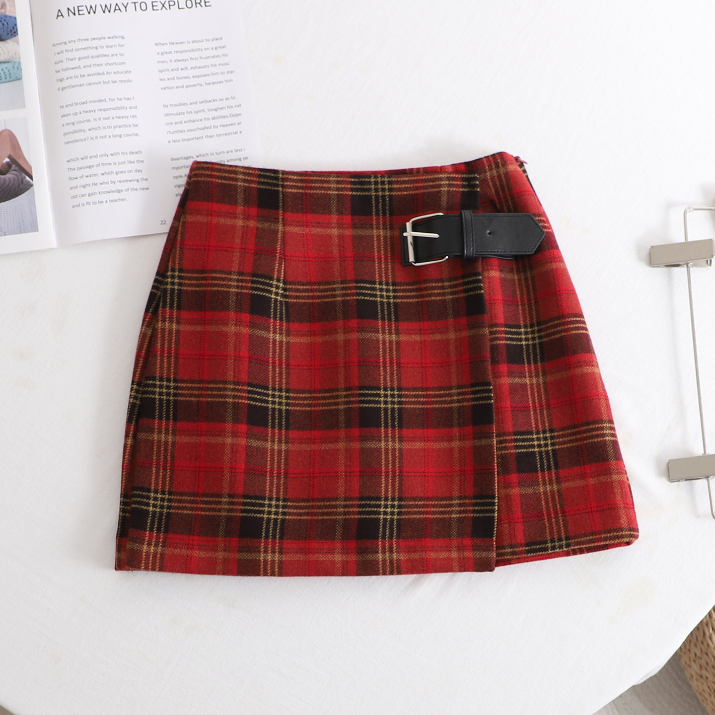 艾 复古格纹半身裙女2025秋冬红色格纹高腰a字百搭学院风腰带短裙