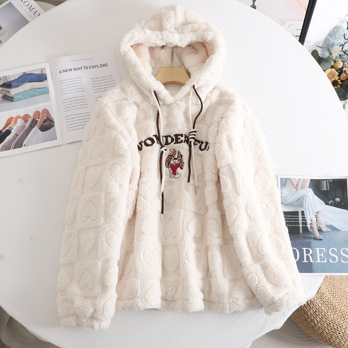 小狗字母刺绣毛绒绒连帽卫衣