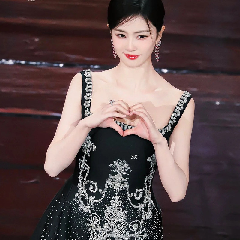 白鹿明星同款高级感刺绣晚礼服图片