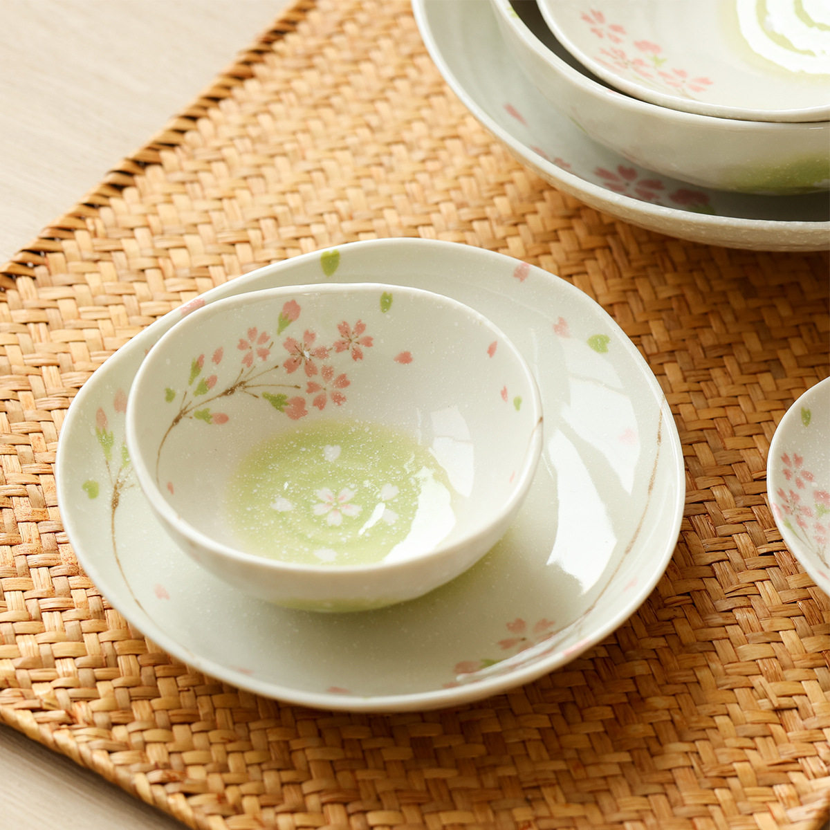 日本进口美浓烧樱花餐具套装日式米饭碗菜盘家用骨碟釉下彩碗盘碟