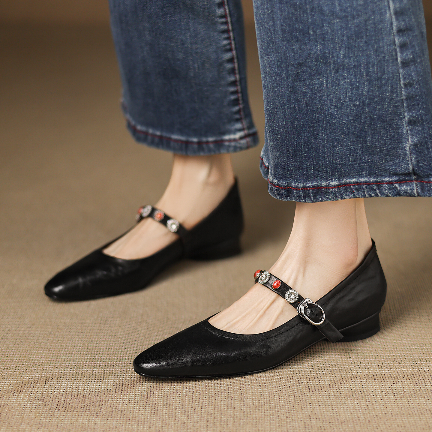 真皮尖头法式复古一字扣带黑色