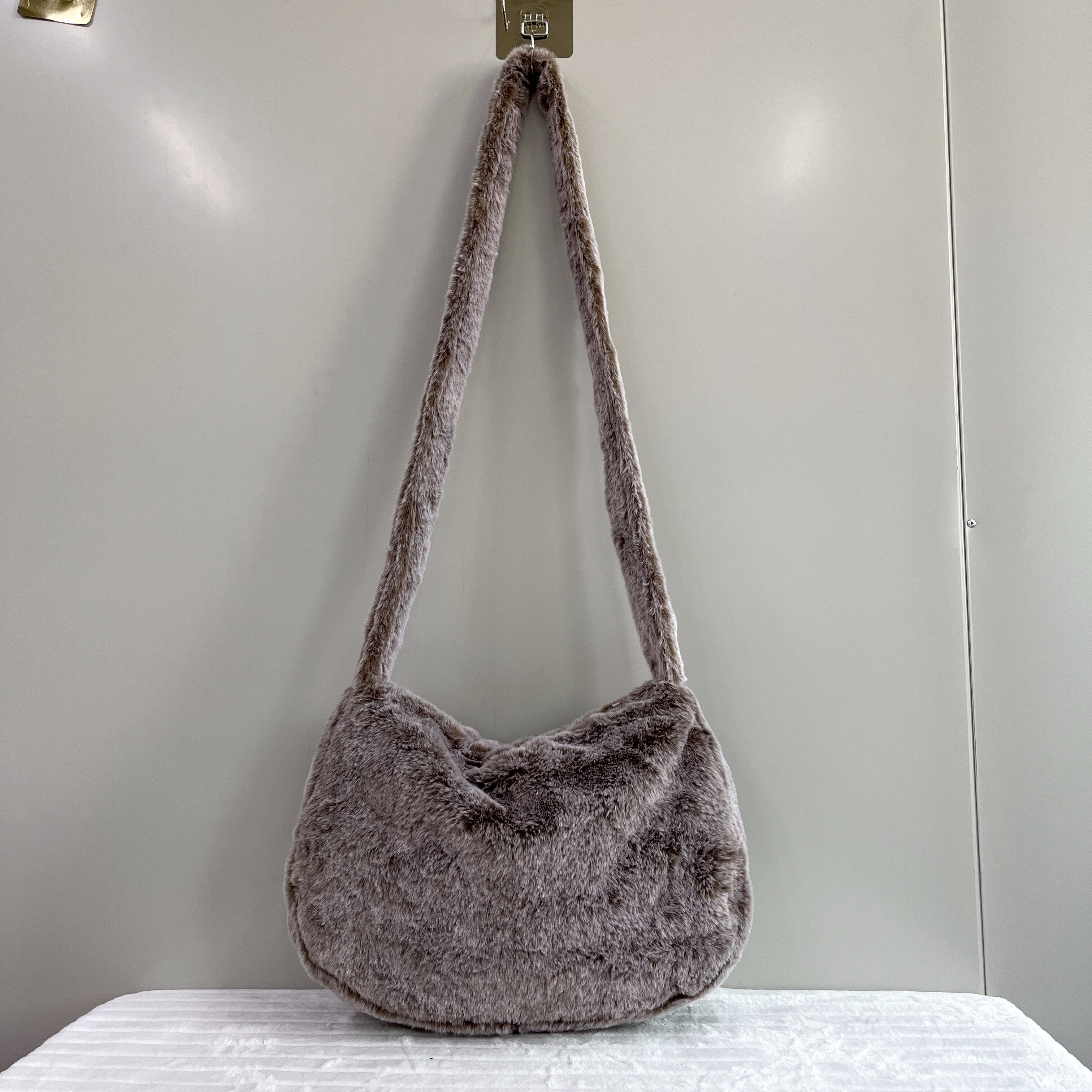 外贸尾货样板包高质感时尚百搭毛绒绒女士冬季单肩斜挎包