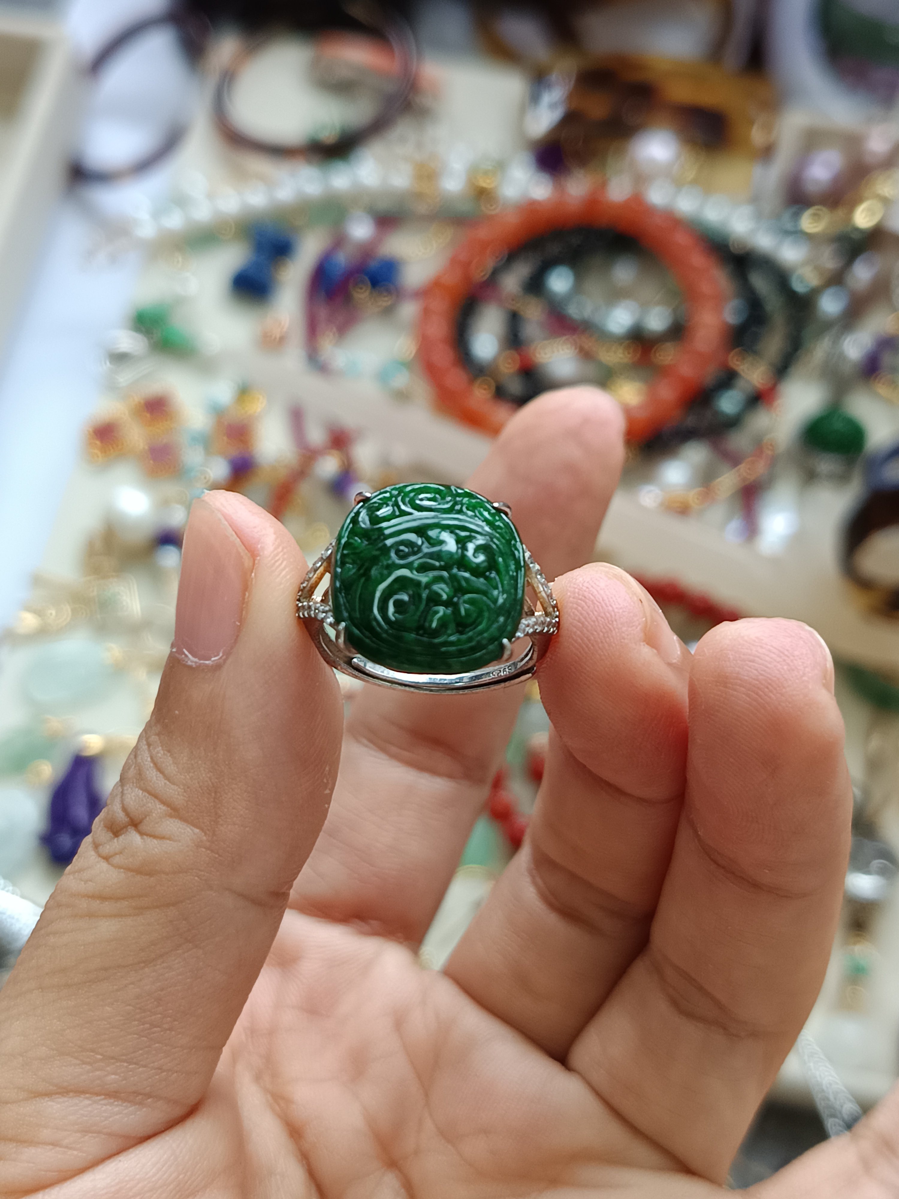 381-油润细腻的老料翡翠干青戒指，银活口。约15.5&times;14.3&times;7.0mm