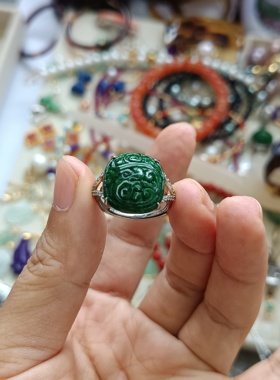 381-油润细腻的老料翡翠干青戒指，银活口。约15.5×14.3×7.0mm