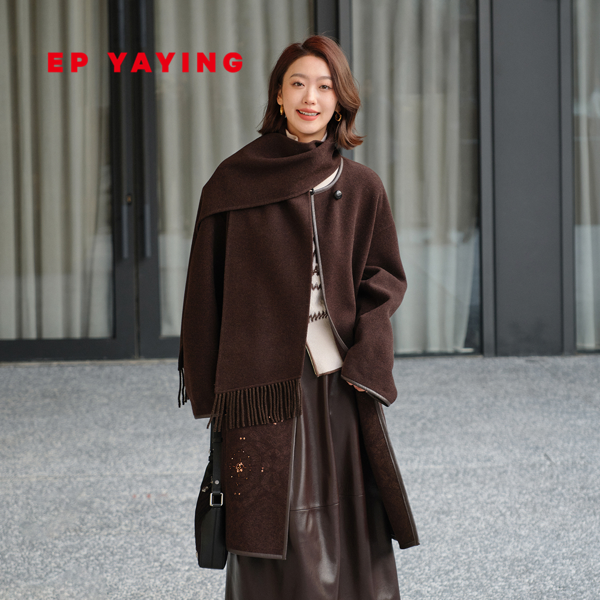 雅莹牦牛绒羊毛刺绣大衣外套