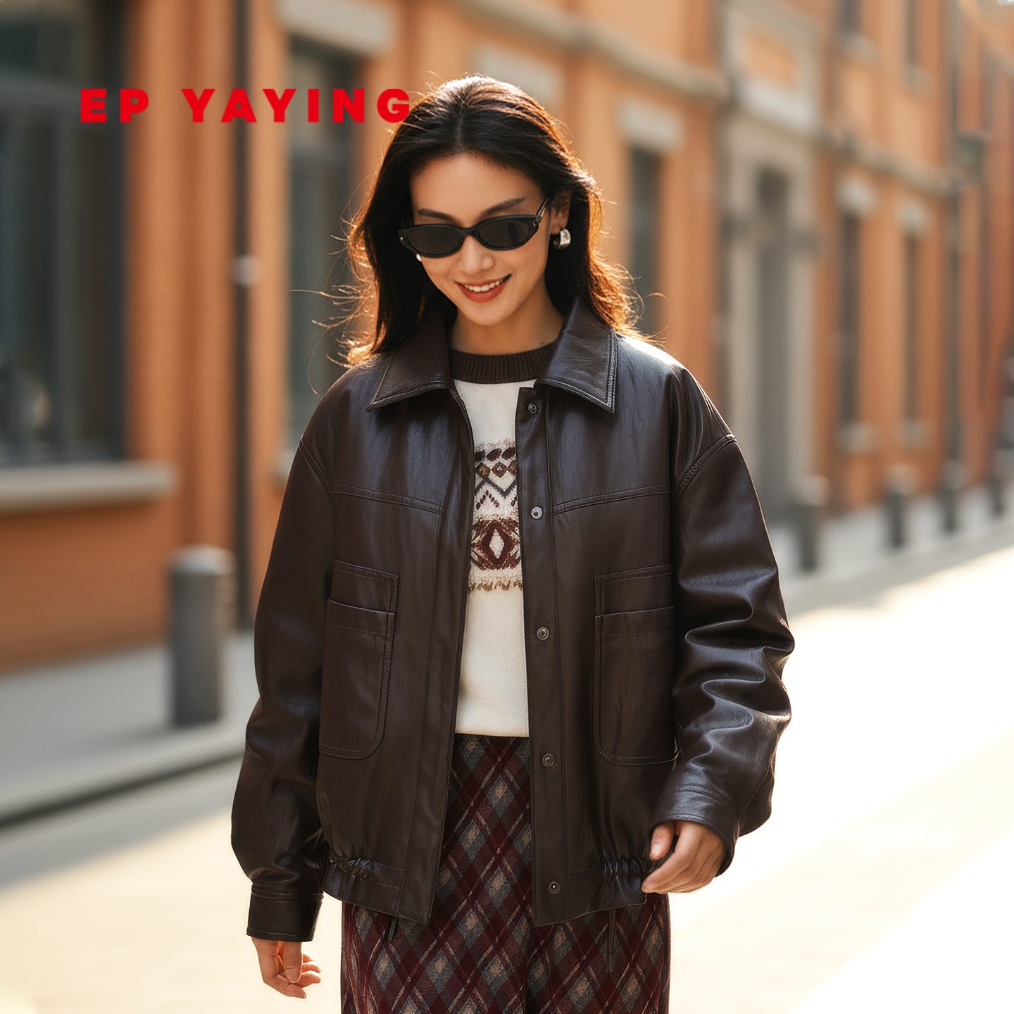 雅莹白鹅绒PU皮羽绒服翻领外套