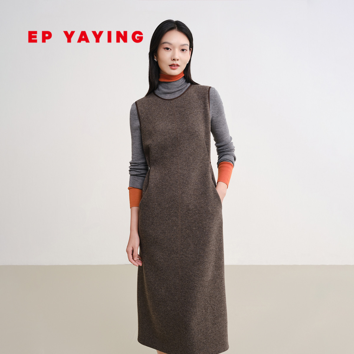EP雅莹2025秋冬新款女装 牦牛绒圆领纯色收腰无袖背心连衣裙4103A