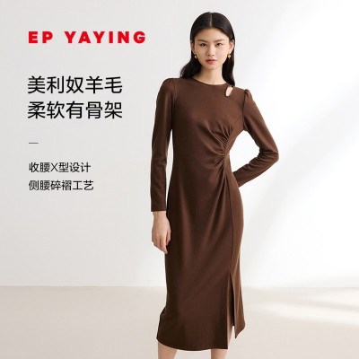 雅莹美利奴羊毛收腰针织连衣裙