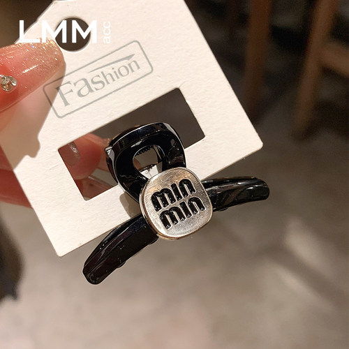 精致气质小号字母抓夹女