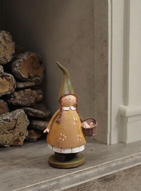 油画风格提篮花裙尖帽子森林女孩