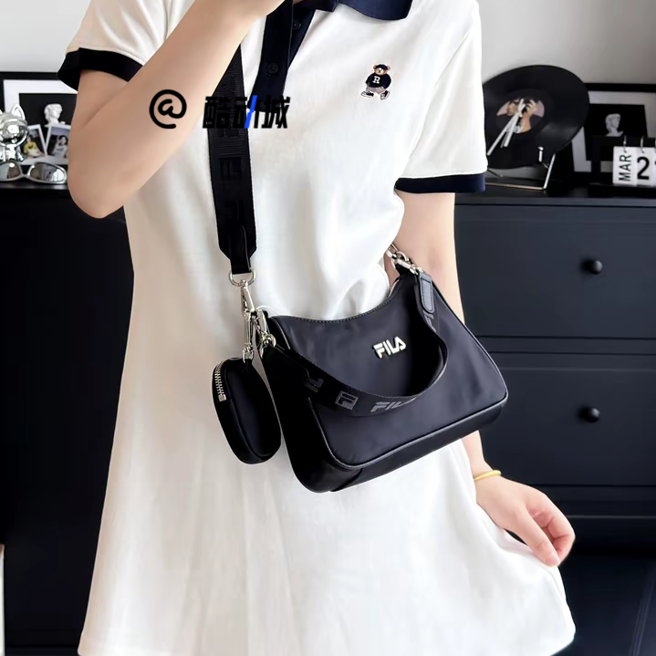 FILA斐乐黑色女子时尚二合一腋下包运动斜挎手提包A53W121102FBK