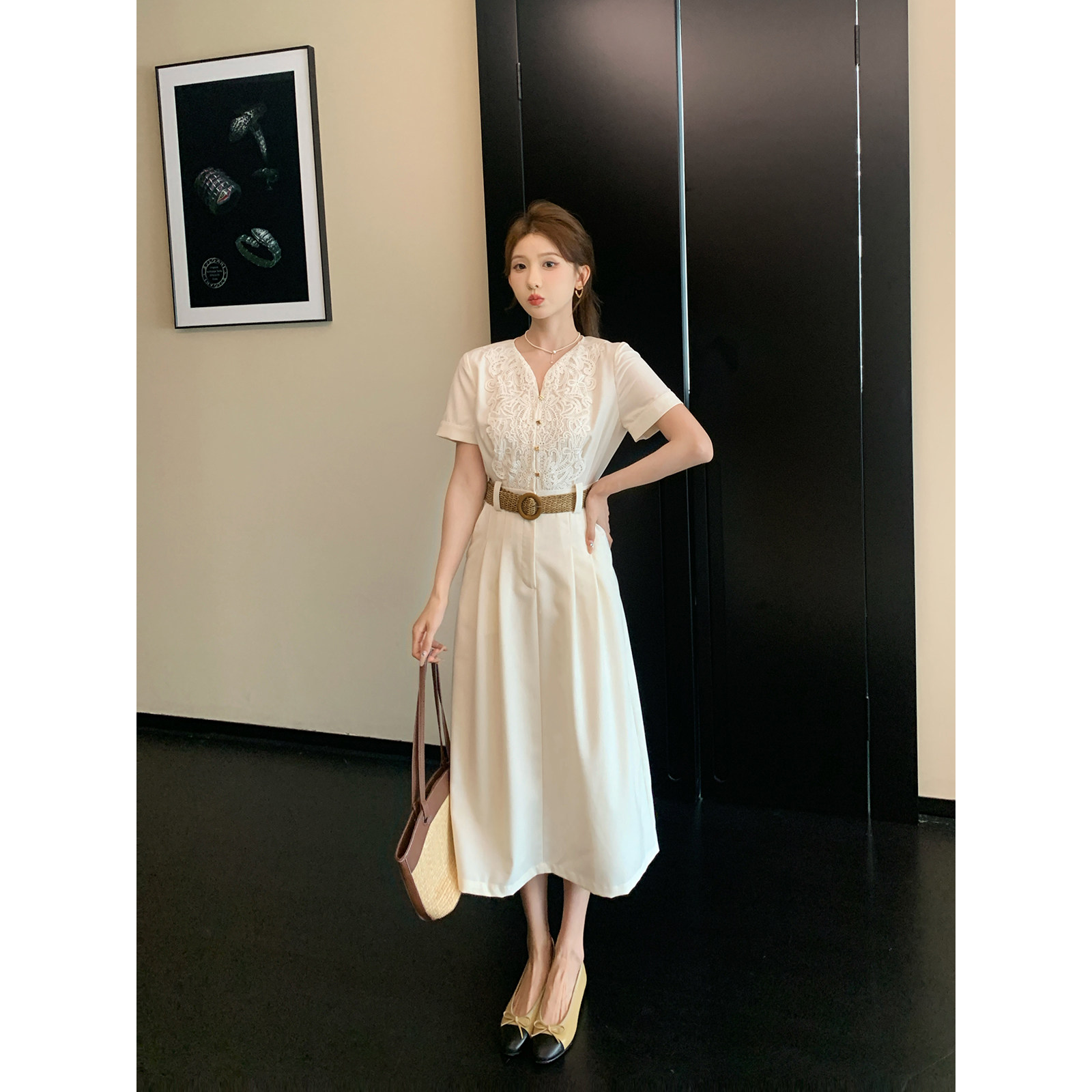 SHAOER【枕边诗】法式温柔感V领水溶蕾丝领花高腰短袖连衣裙女 - 实物图