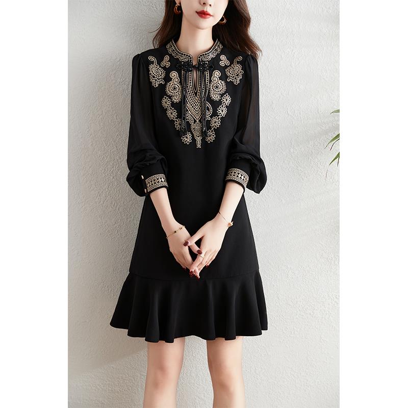 ROUMIKL法式覆古重工刺绣洋装女2025春季新款盘扣立领气质显瘦荷