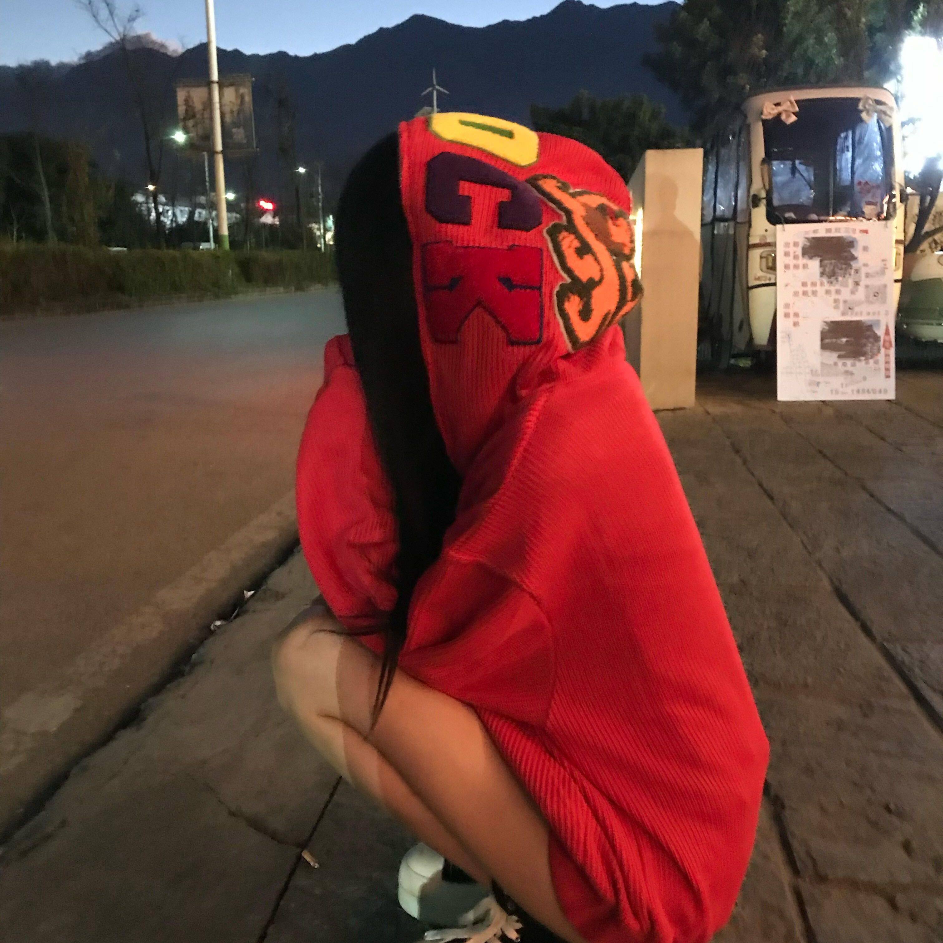 红色战袍字母毛巾绣连帽卫衣女冬季新年穿搭宽松拉链开衫外套上衣