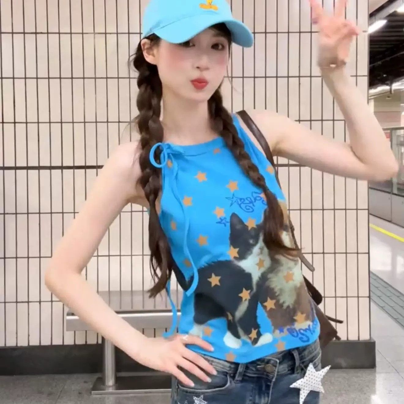 蓝色星星小猫印花吊带背心女2026图片