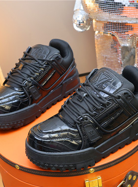 小胖丁轻奢亮面漆黑老爹鞋男女情侣款2025秋款增高休闲板鞋男潮流