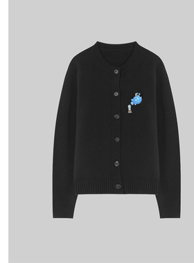 巧珀思｜21566柔软纯羊毛可拆卸小鱼胸针圆领单排扣针织开衫毛衣