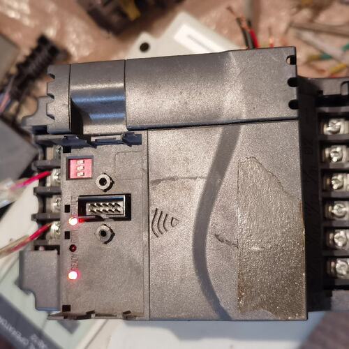 可维修VFD022E43A一台2.2Kw／3PH，通电如图议价