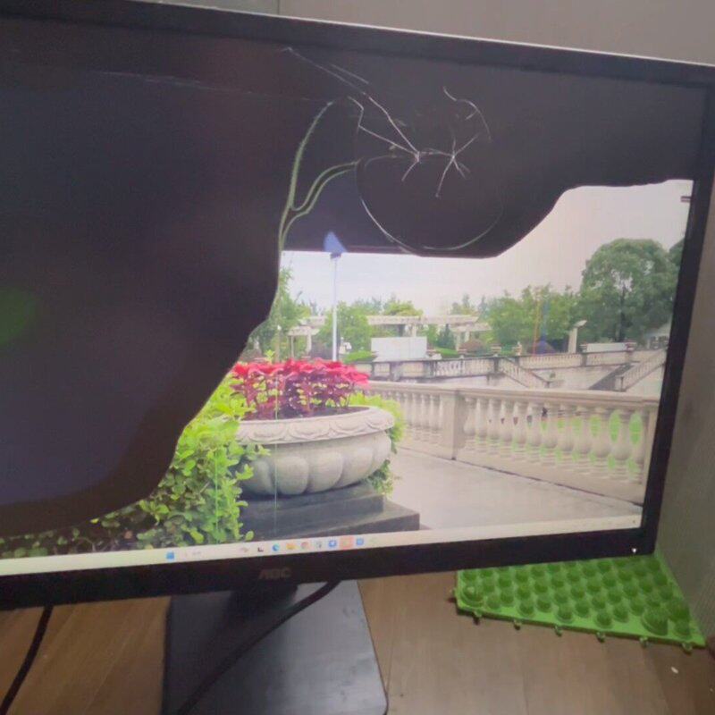 可维修AOC Q27P1U 2K液晶显示器,屏幕被碰碎了,如图,其议价