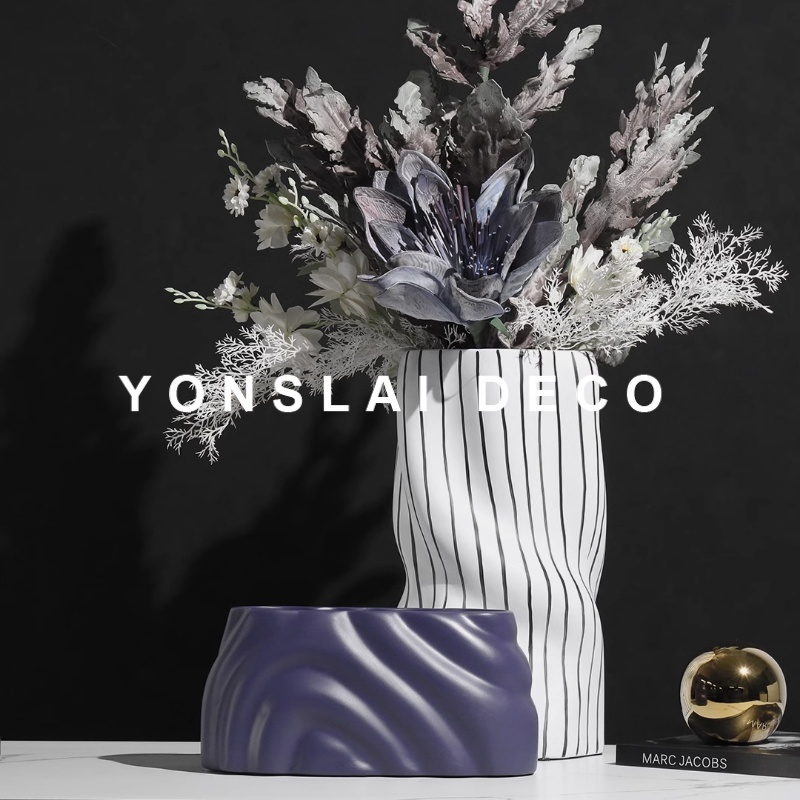 极简风玻璃样板房间餐桌面花瓶