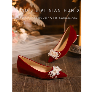 红色绒面内增高婚鞋女秀禾婚纱两穿不累脚新娘鞋尖头平底孕妇可穿