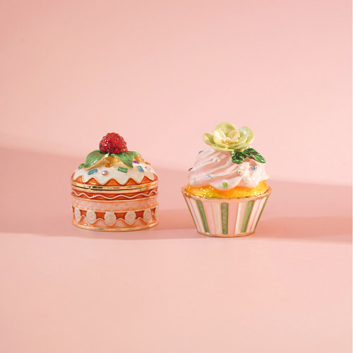 A纸杯草莓小蛋糕可爱首饰盒