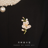 A腊梅花珍珠胸针高档女胸花别针高档女奢华气质毛衣西装 结婚礼物