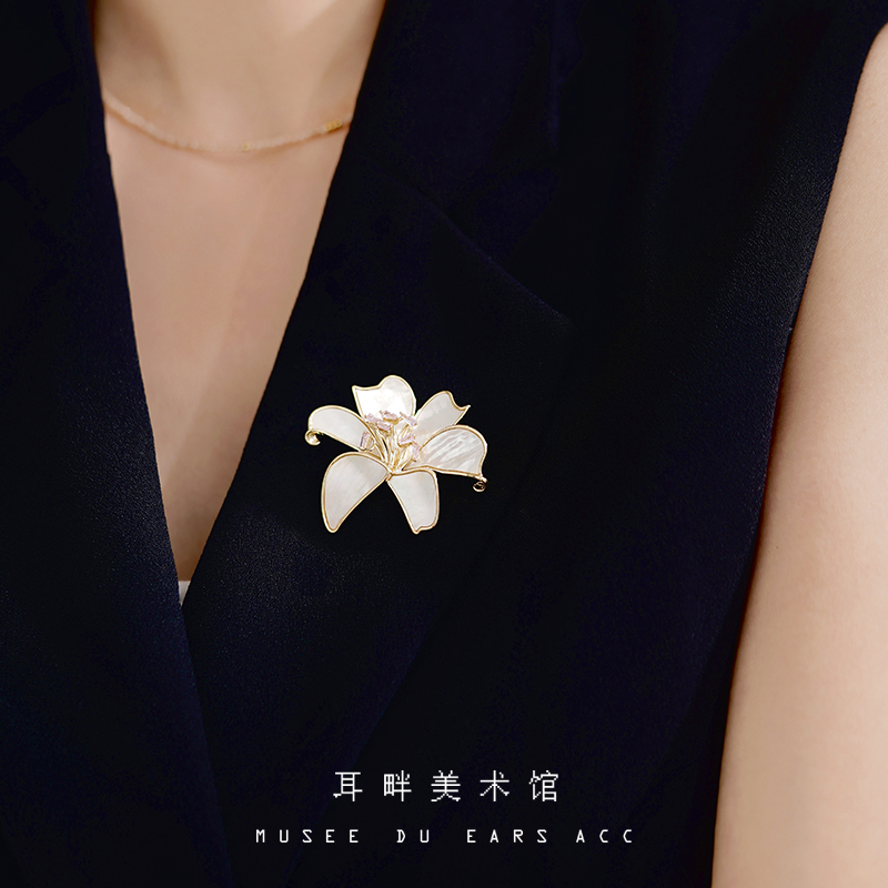 A百年好合天然母貝百合胸針女款