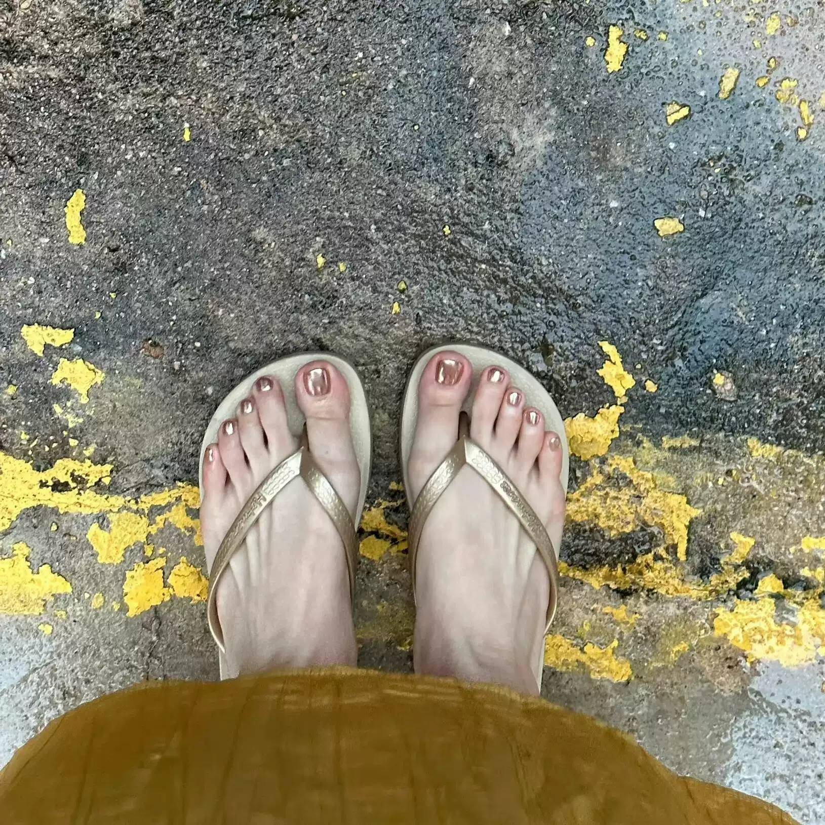 金色人字拖女外穿简约平跟夏季