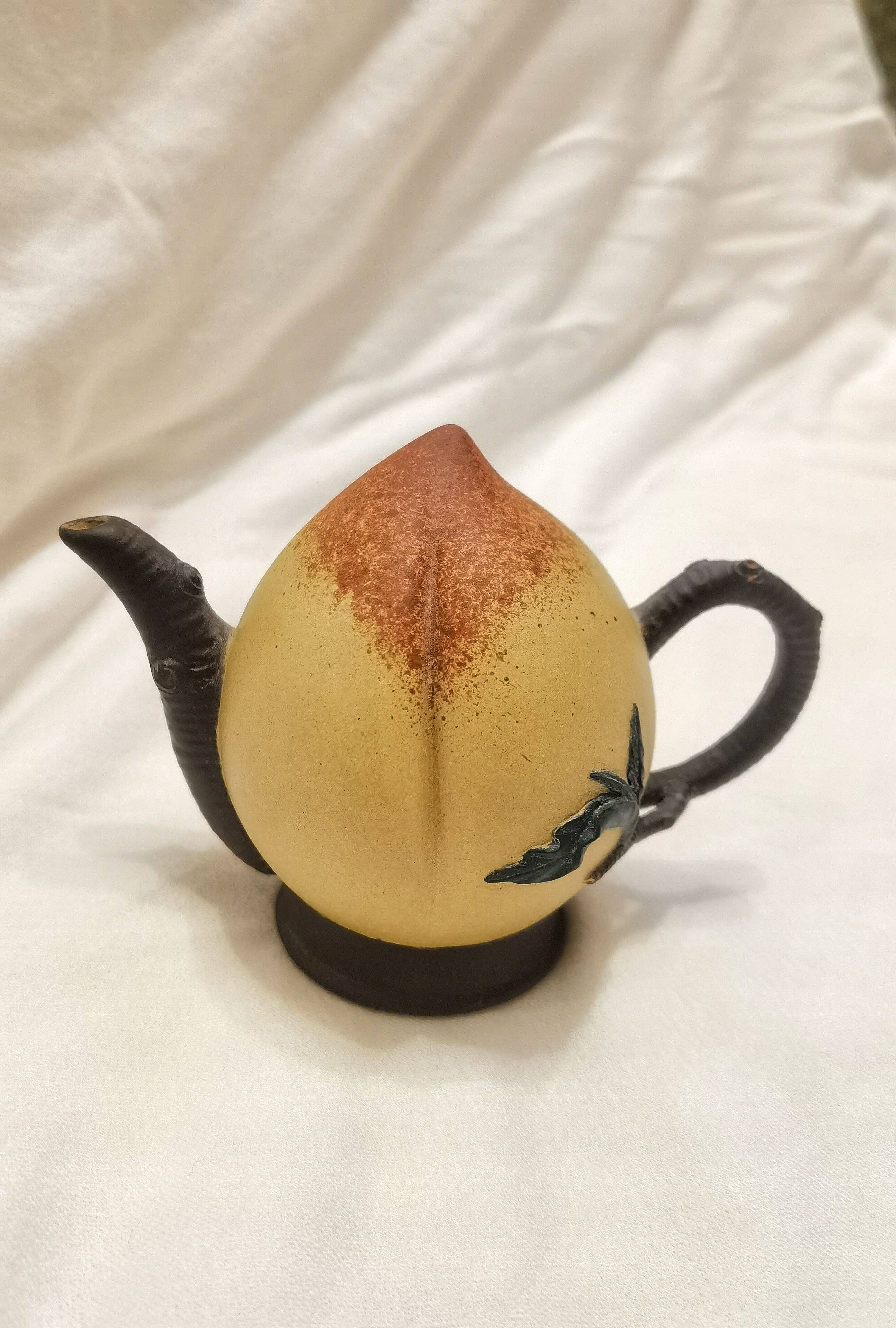 蒋蓉大师小碧桃倒流紫砂壶(酒具)和果品摆件