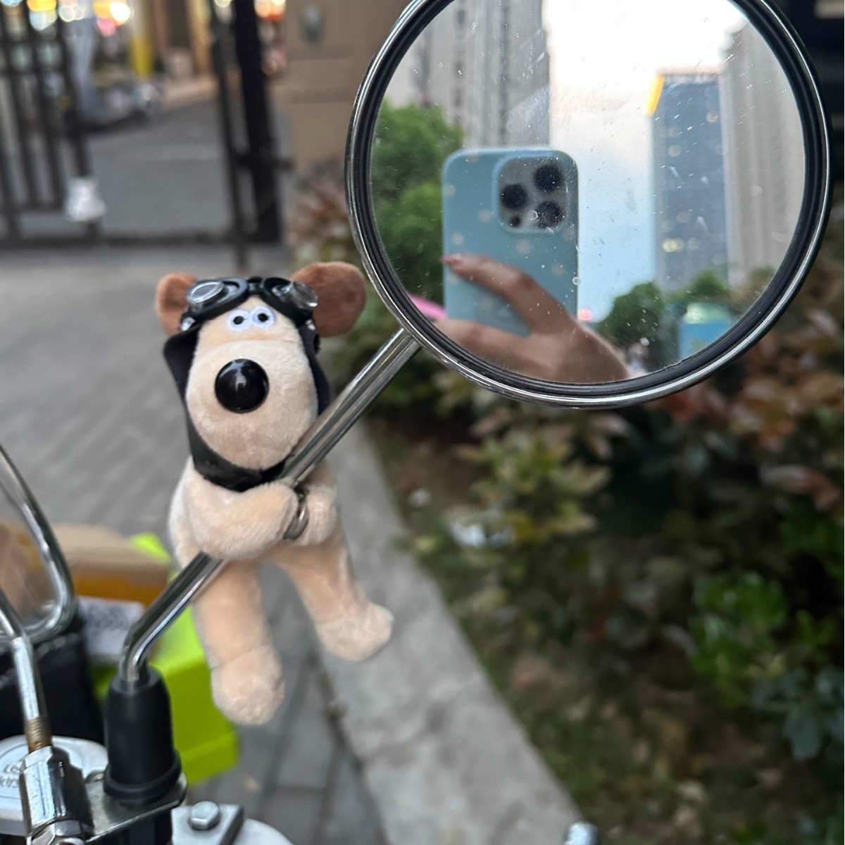 电瓶车后视镜磁吸玩偶挂件电动车