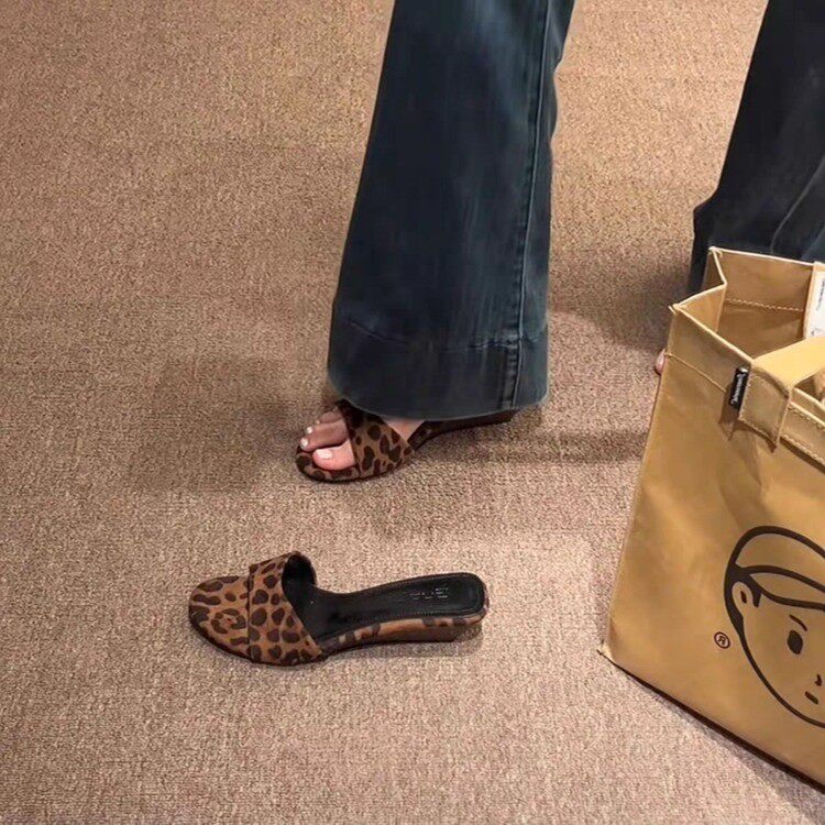 豹纹坡跟一字拖女2026新款外穿百搭法式气质露趾凉拖鞋夏季外穿潮