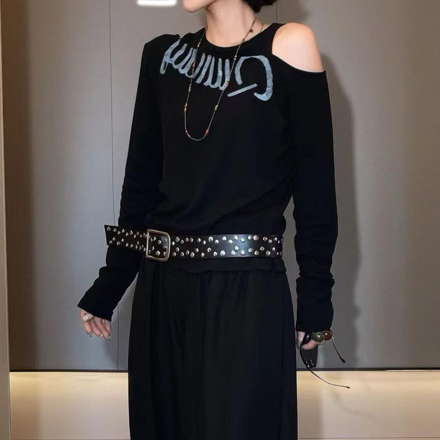 欧货南油2026秋季纯欲露肩字母印花长袖T恤女修身显瘦打底上衣潮