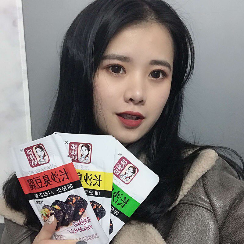 。长沙臭豆腐黑色油炸经典豆干麻辣小吃香辣休闲零食湖南特产
