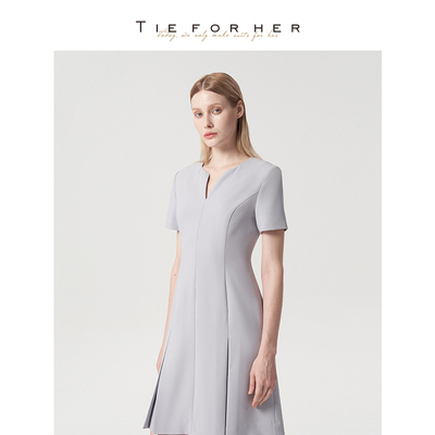 TieForHer“暮光岛屿”云灰色V领短袖简约气质通勤连衣裙女