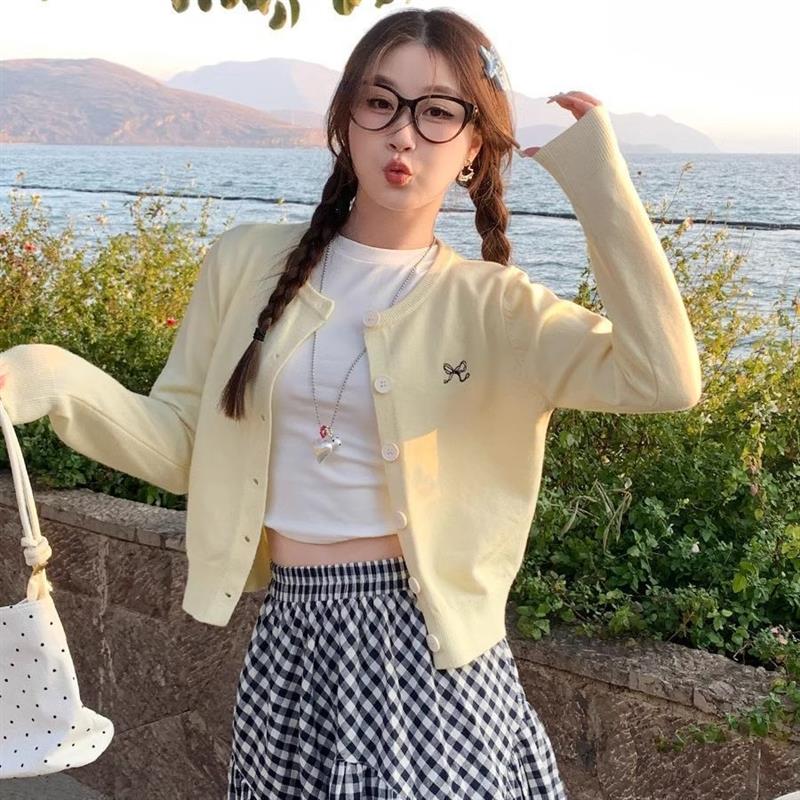 2025开春穿搭~超好看 香芋紫色针织开衫女短款 独特漂亮圆领上衣