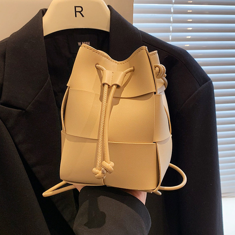 小众设计小2025潮个性时尚休闲水桶包唯美ins斜挎包通用款女包,箱包皮具/热销女包/男包,通用款女包,淘宝优惠券,粉丝福利购,淘宝优惠卷