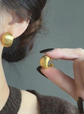 法式金色拉丝弧形豆豆耳钉2025新款爆款小众独特耳环轻奢气质耳饰