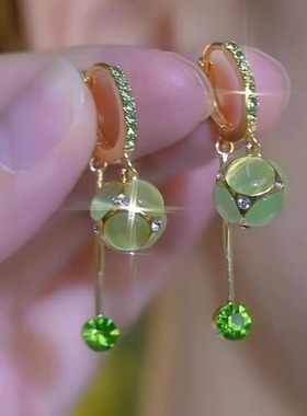 气质清新绿色猫眼石球球流苏耳环高级感微镶耳扣轻奢气质百搭耳饰