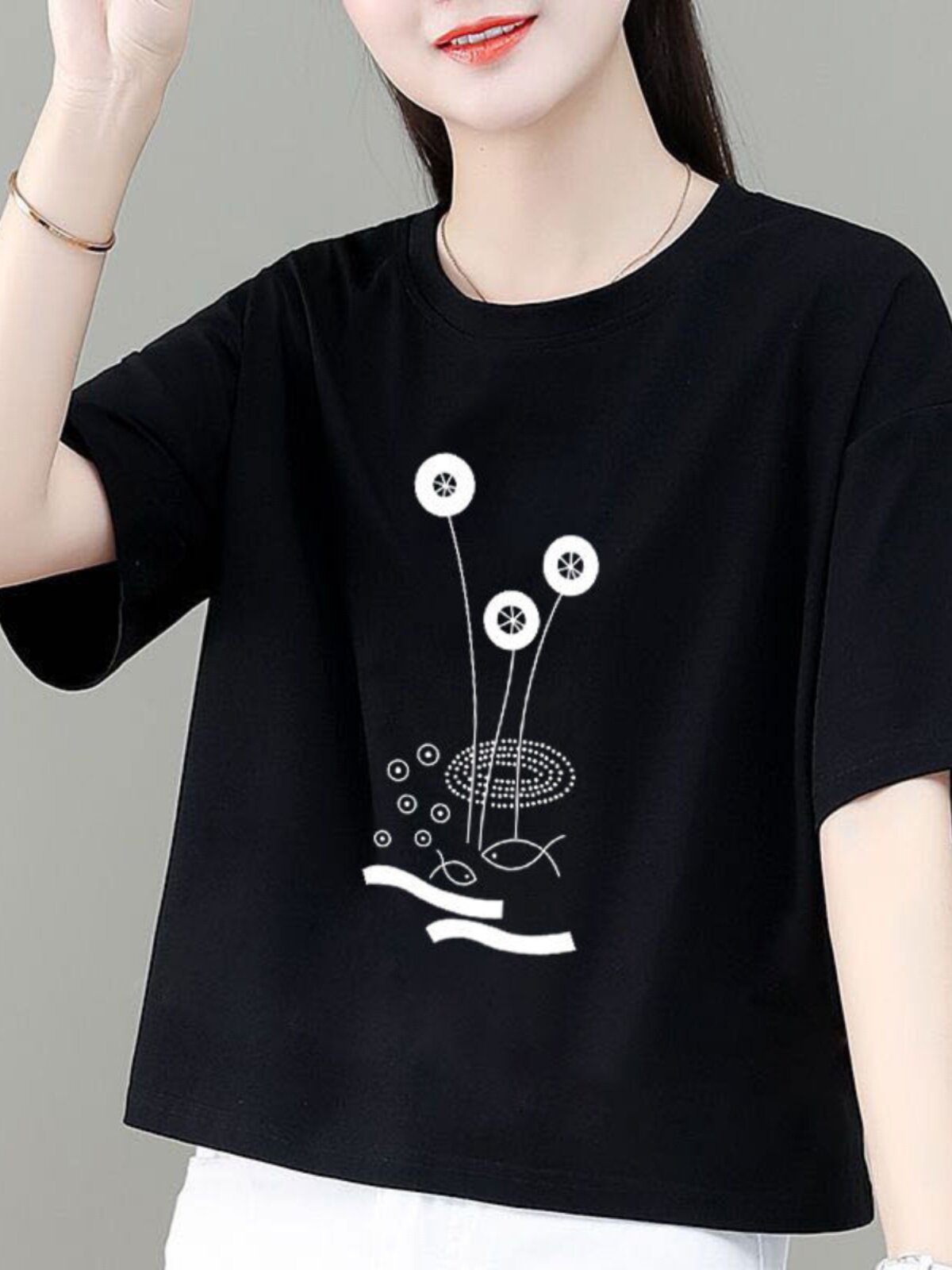 [면 함유] 패셔너블한 짧은 티셔츠 여름 신상 스타일 올해 인기 있는 트렌디하고 연령을 줄여주는 티셔츠 상의는 패셔너블하고 고상합니다