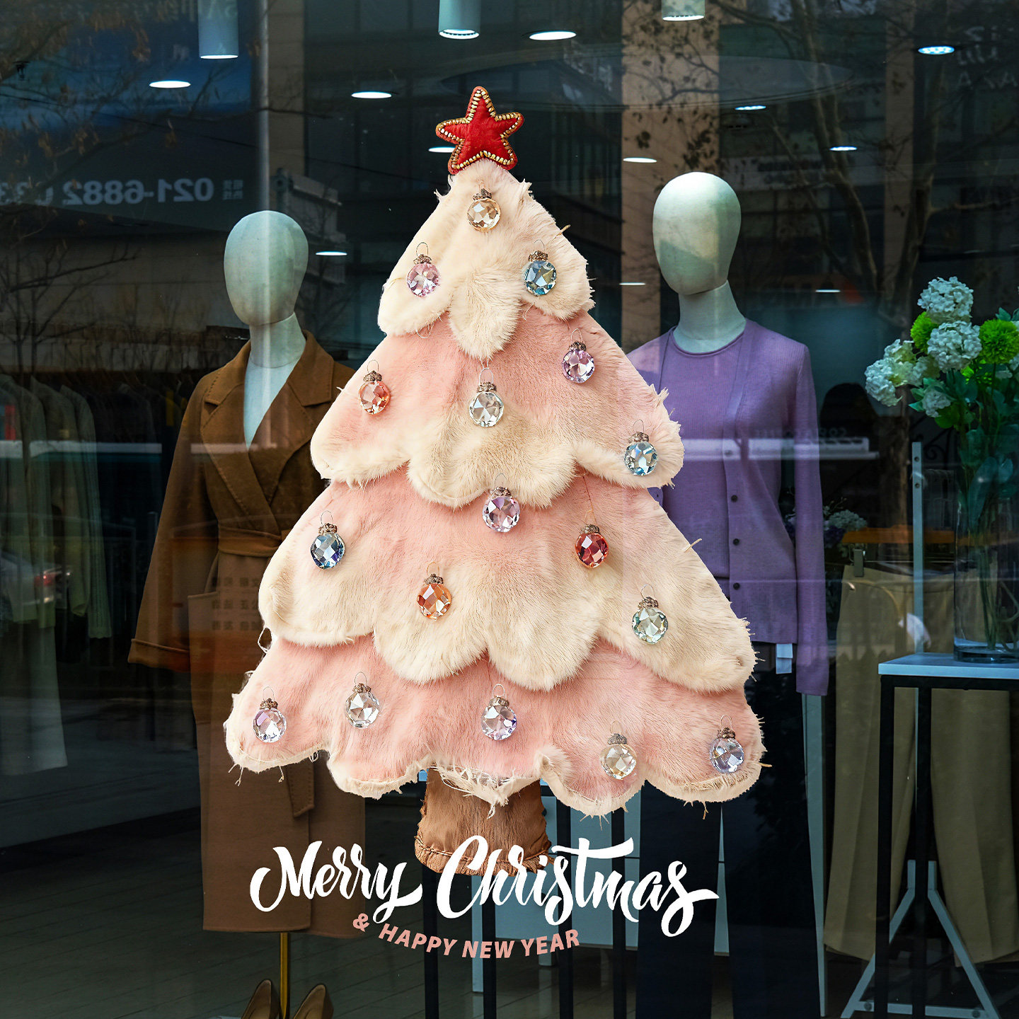 女装店圣诞装饰陈列布置圣诞树玻璃贴毛绒布料风格水晶吊饰静电贴