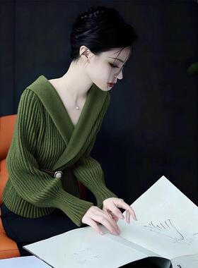ROUMIKL温柔风绿色大V领坑条针织衫长袖女秋季新款掐腰显身材单穿