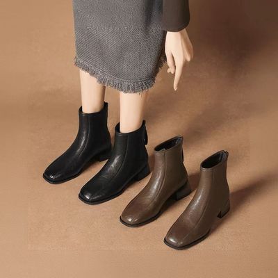 2025冬季新款棕色新款靴女爆款复古靴子瘦瘦靴加绒方头马丁短靴