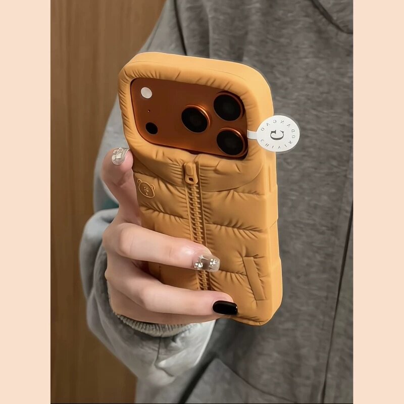 MoreRex小众趣味拉链小熊羽绒服适用苹果18手机壳iphone17promax新款18pro硅胶15全包防摔保护套14女款16超火