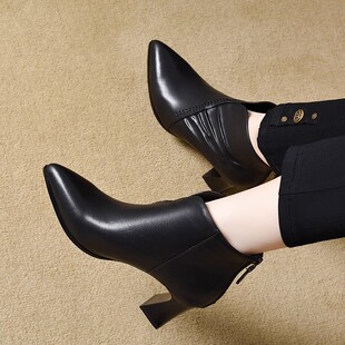 高级感尖头粗跟高跟短靴女2025冬季新款休闲加绒保暖百搭短筒靴子