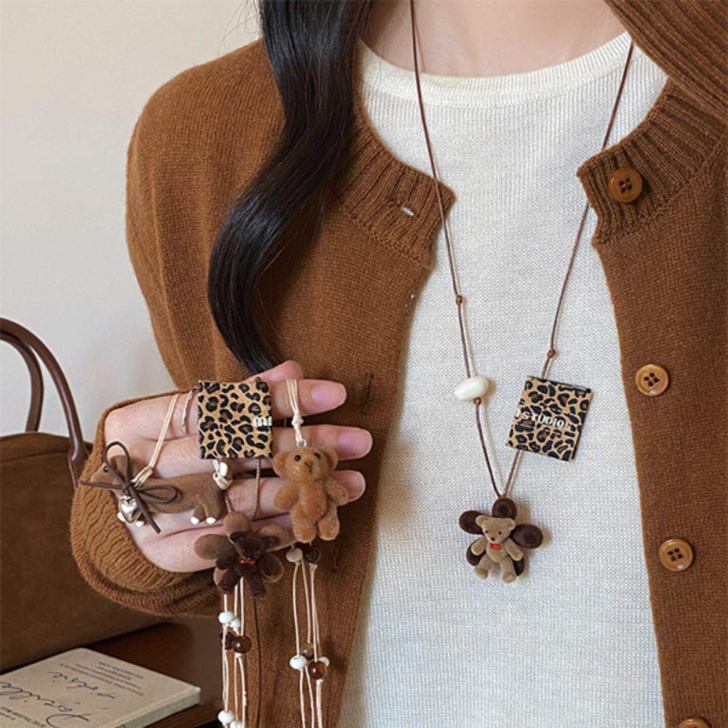 美拉德可爱毛绒花朵小熊吊坠项链女款2025新款豹纹长款毛衣链配饰