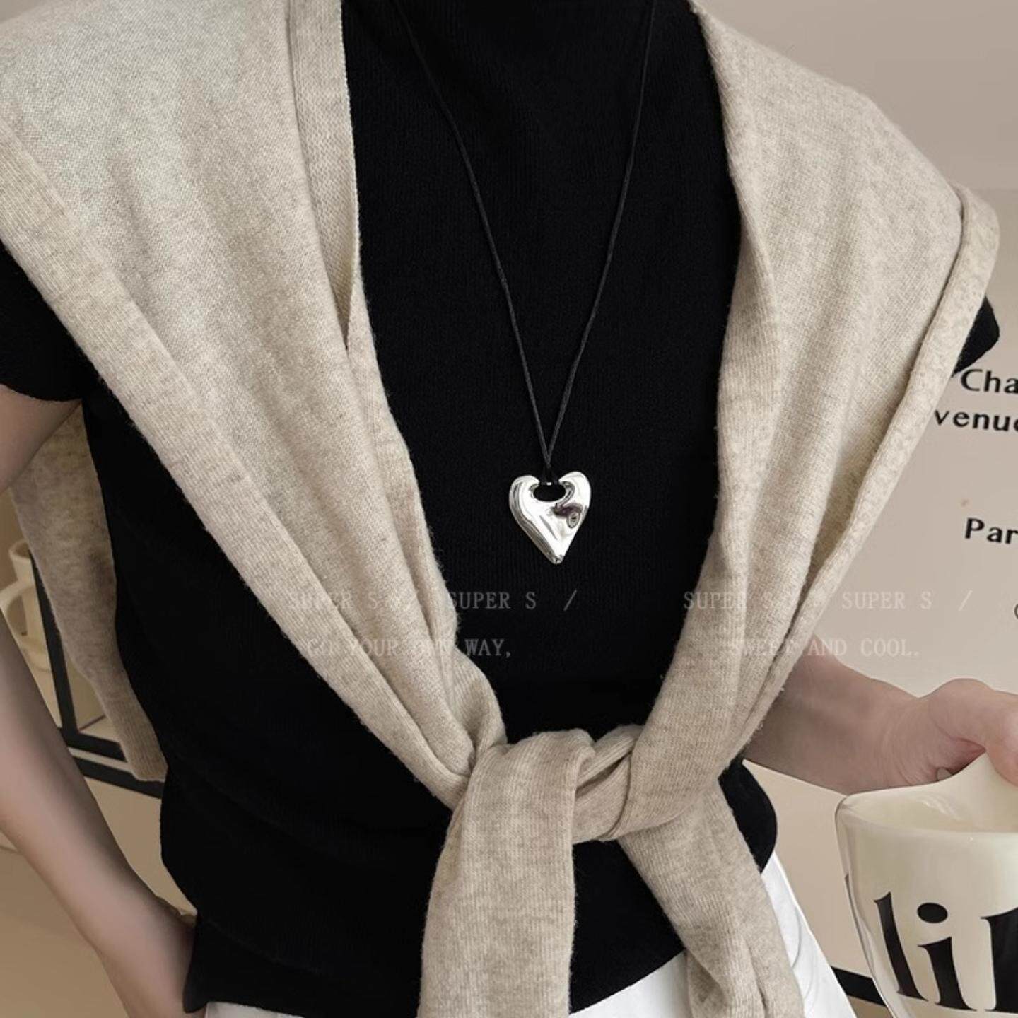 韩系ins银色爱心吊坠系绳项链女长款感配饰轻奢小众毛衣链潮